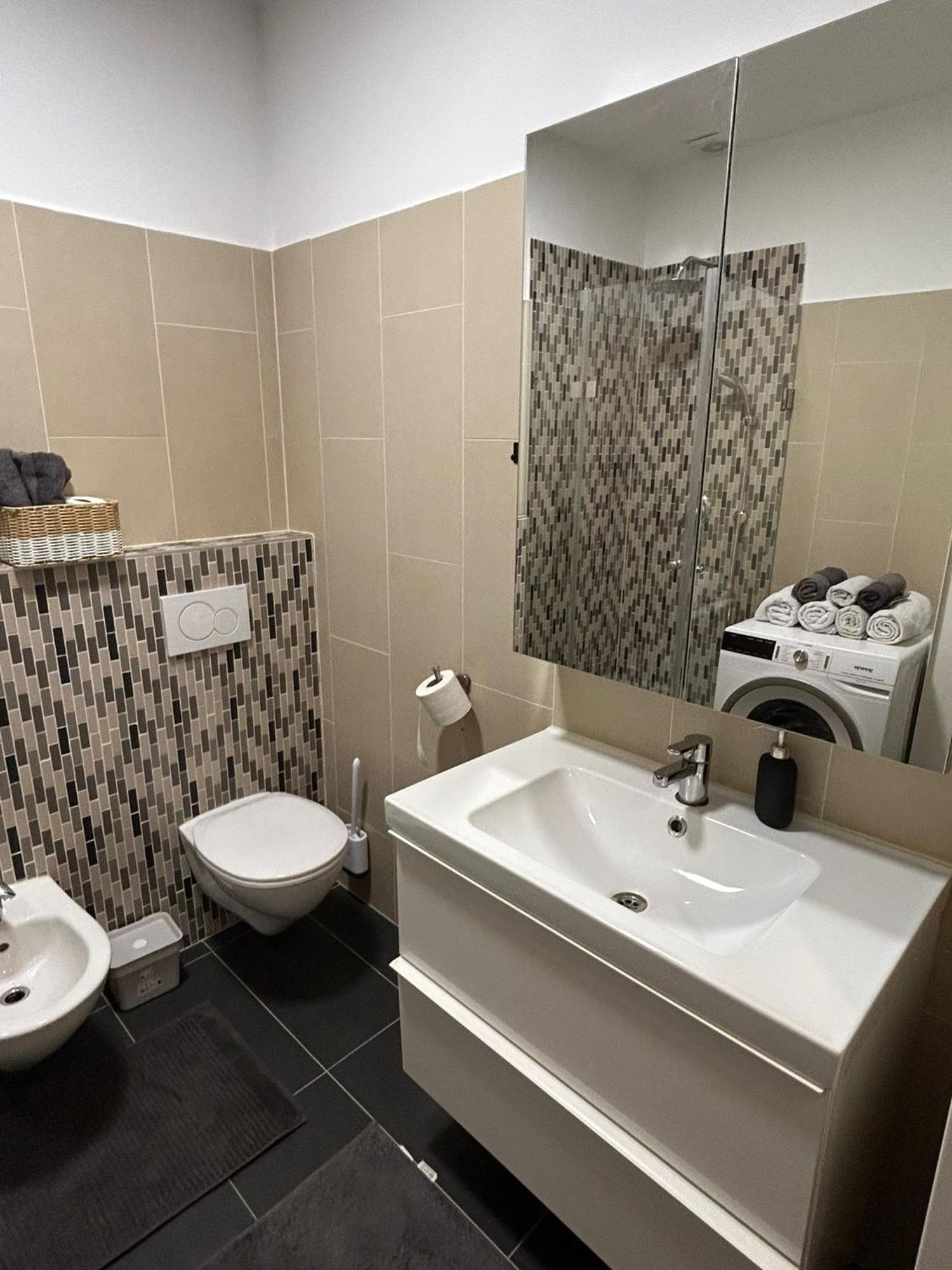 Favoriten Apartments Виена Екстериор снимка